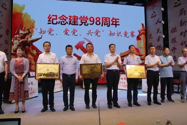 哈尔滨一男子自制迷你冰雕免费送出:平均一天送200个,本地人也可以拿